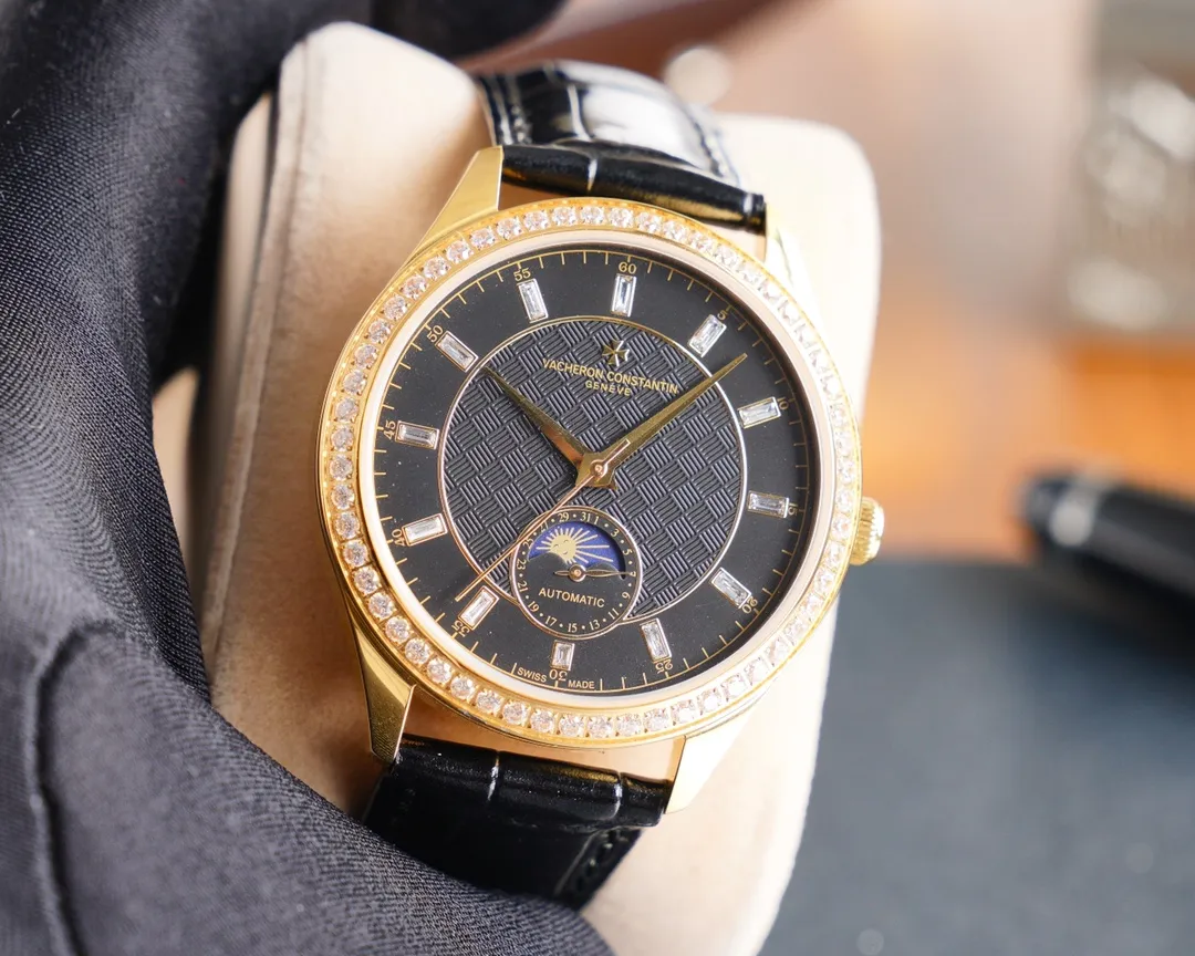 【Top Replica】💰4900! The new Vacheron Constantin 👫upgraded version of the true moon phase function watch series welcomes new members. The word is fashionable and high-end, using the unique Swiss ETA2824-2 special movement (zero repair), vibration frequency: 28800 oscillations per hour power reserve, sapphire glass, size 40x10mm, with Patek Philippe original pin buckle and steel strap, with super waterproof function, perfect harmony and beauty, your first choice 💑! !